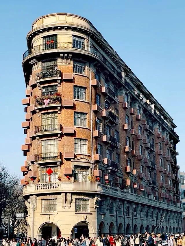 上海爆款网红打卡地——武康大楼！

这艘停泊街角的“巨轮”，1924年由建筑大师