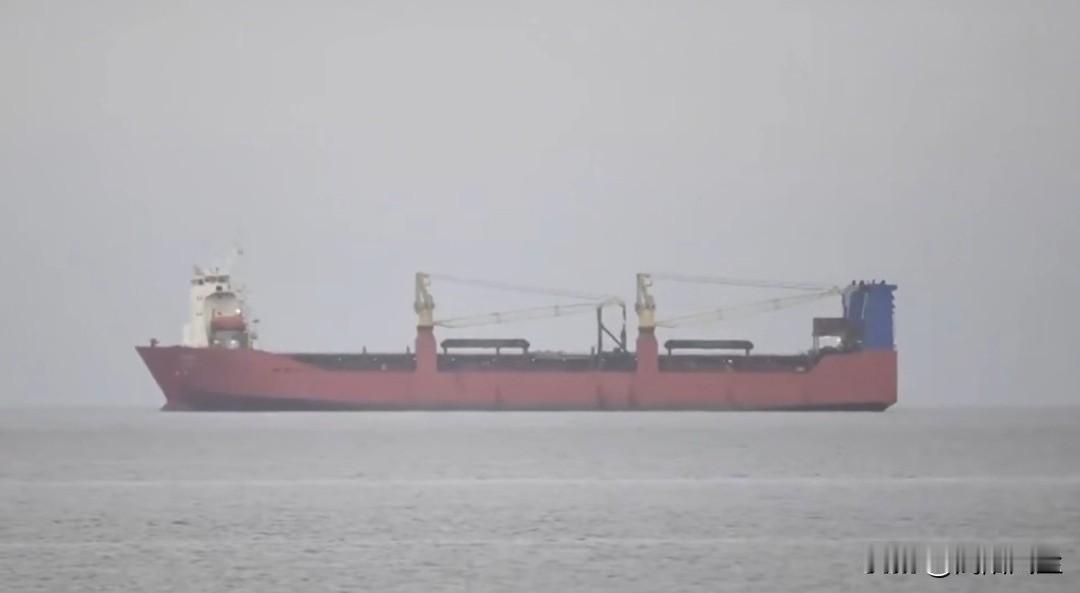 一艘俄罗斯货船“阿德勒”号因引擎故障停泊在霍加内斯附近海域。瑞典海关、海岸警卫队