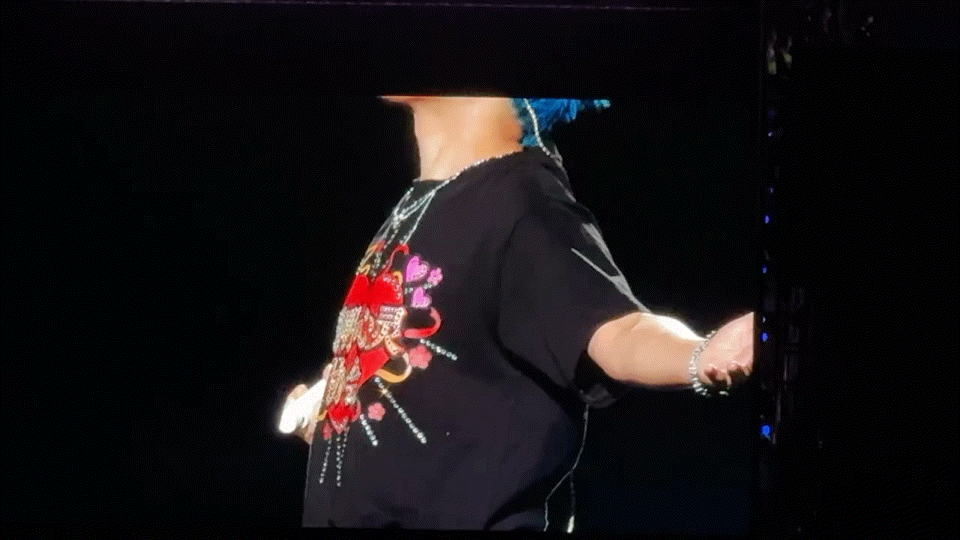 苏醒玩梗夹带私货苏醒玩梗 苏醒这是把梗玩出花来了！“透明心灵协会”会服都出来了，