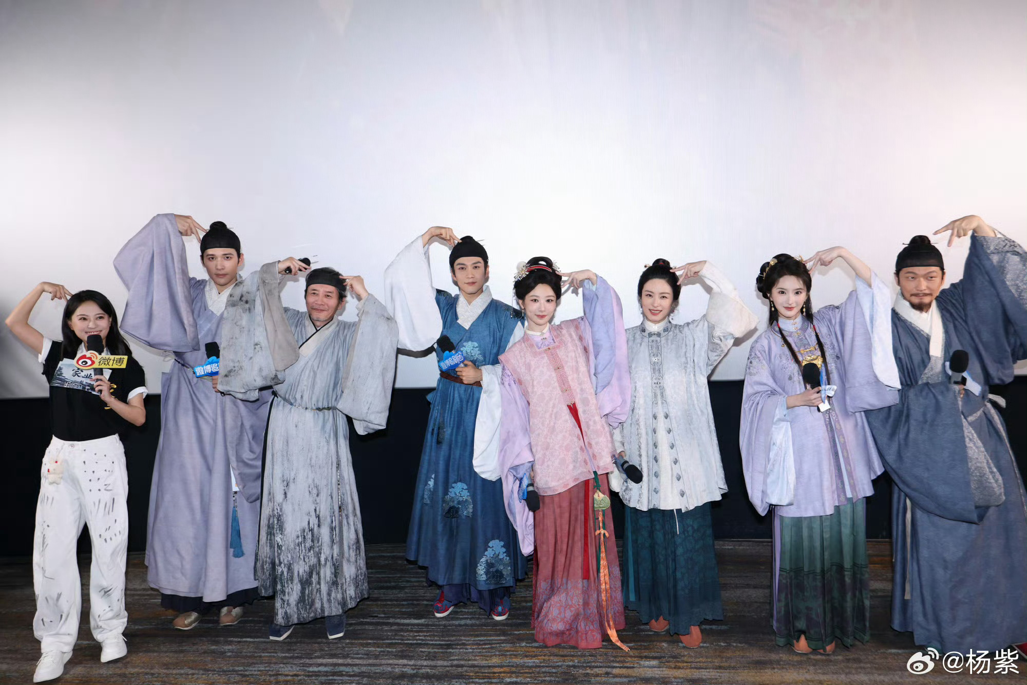 【杨紫晒家业大合照 】杨紫晒家人团聚5月25日，演员杨紫在社交平台连晒6图，其中