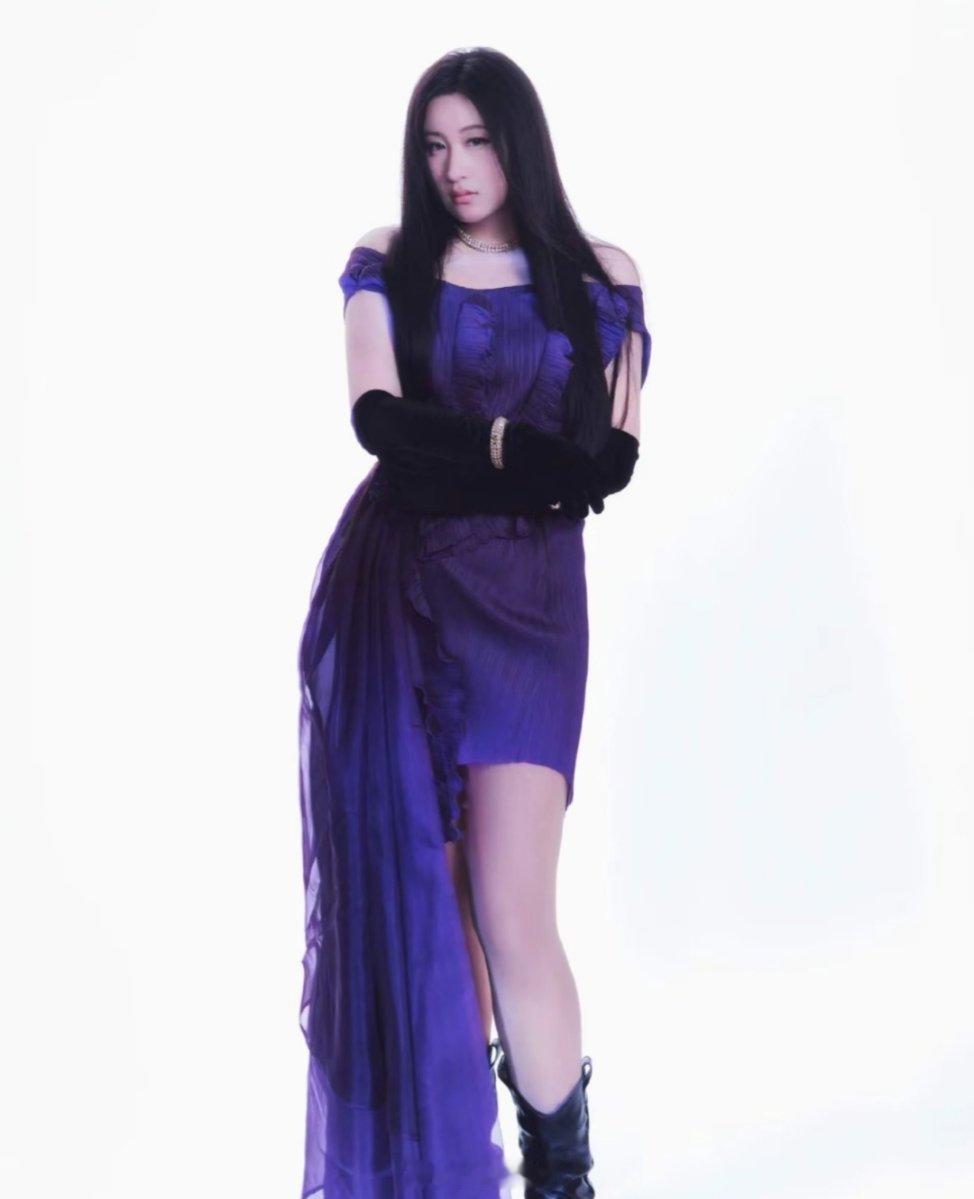 锤娜丽莎怎么这么瘦了啊，是不是做了吸脂术了 