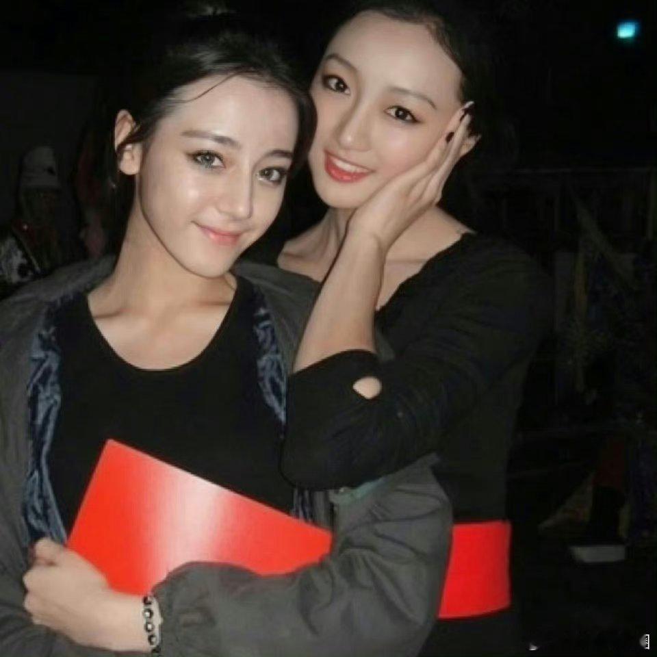 大学时期的迪丽热巴嘛？！[开学季][开学季][开学季]青春稚嫩的感觉，和现在反差