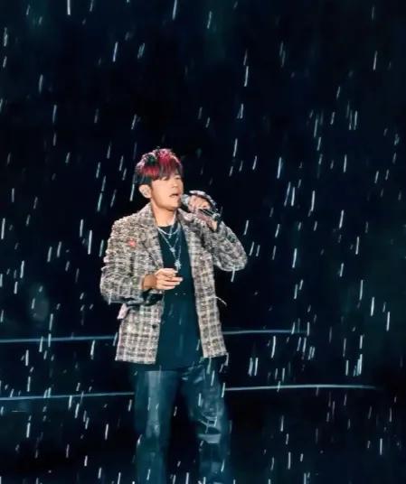 我可以接受周杰伦icon演唱会下大雨，
也可以接受他胖了、老了，
但我接受不了的