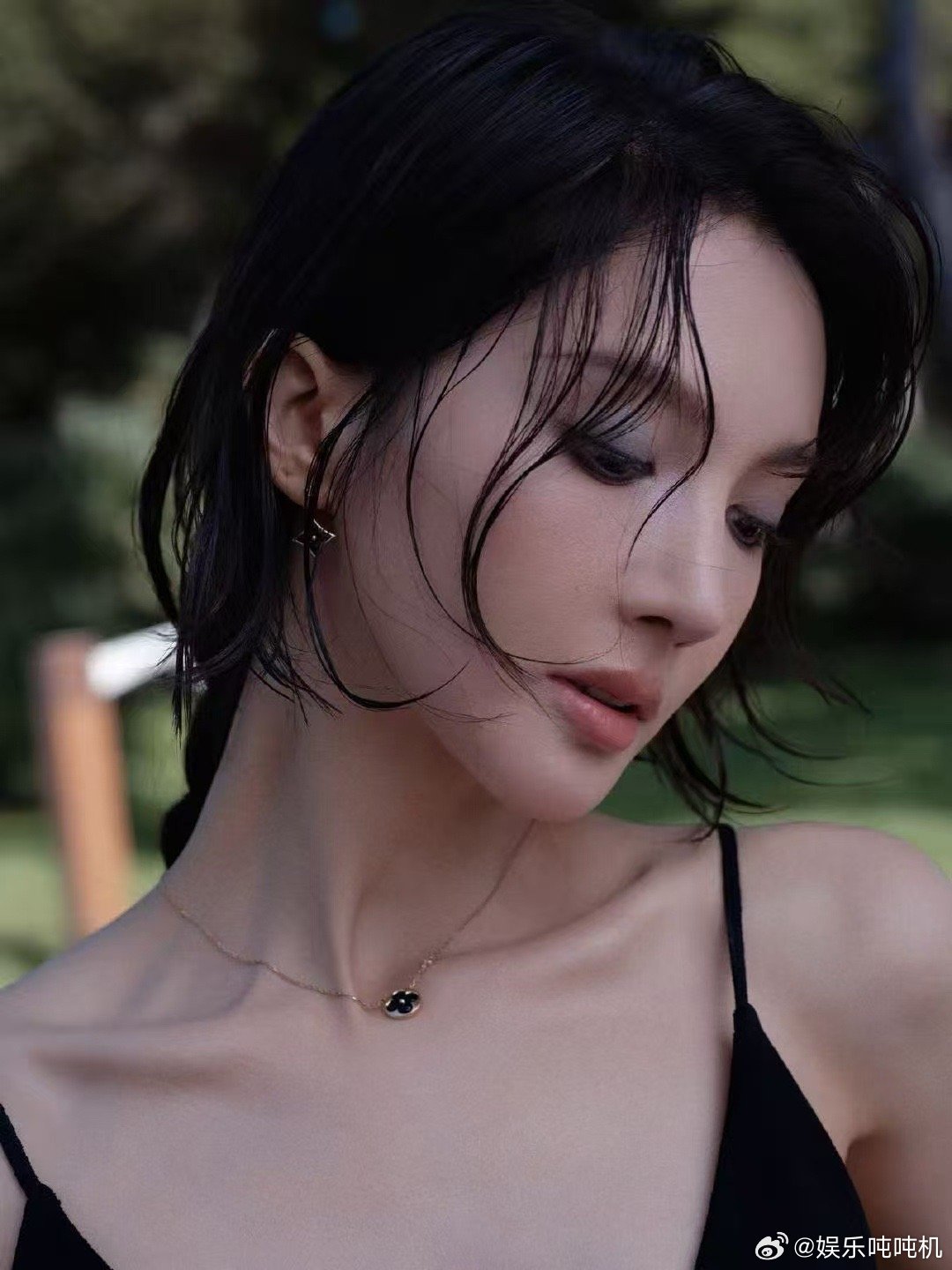 金晨湿发麻花辫 被金晨的新look狠狠戳中！湿发刘海配上麻花辫，少女感与成熟魅力