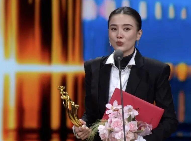 宋佳，首位单角色斩获三大奖大满贯女演员
 
 第35届飞天奖，宋佳凭借《山花烂漫