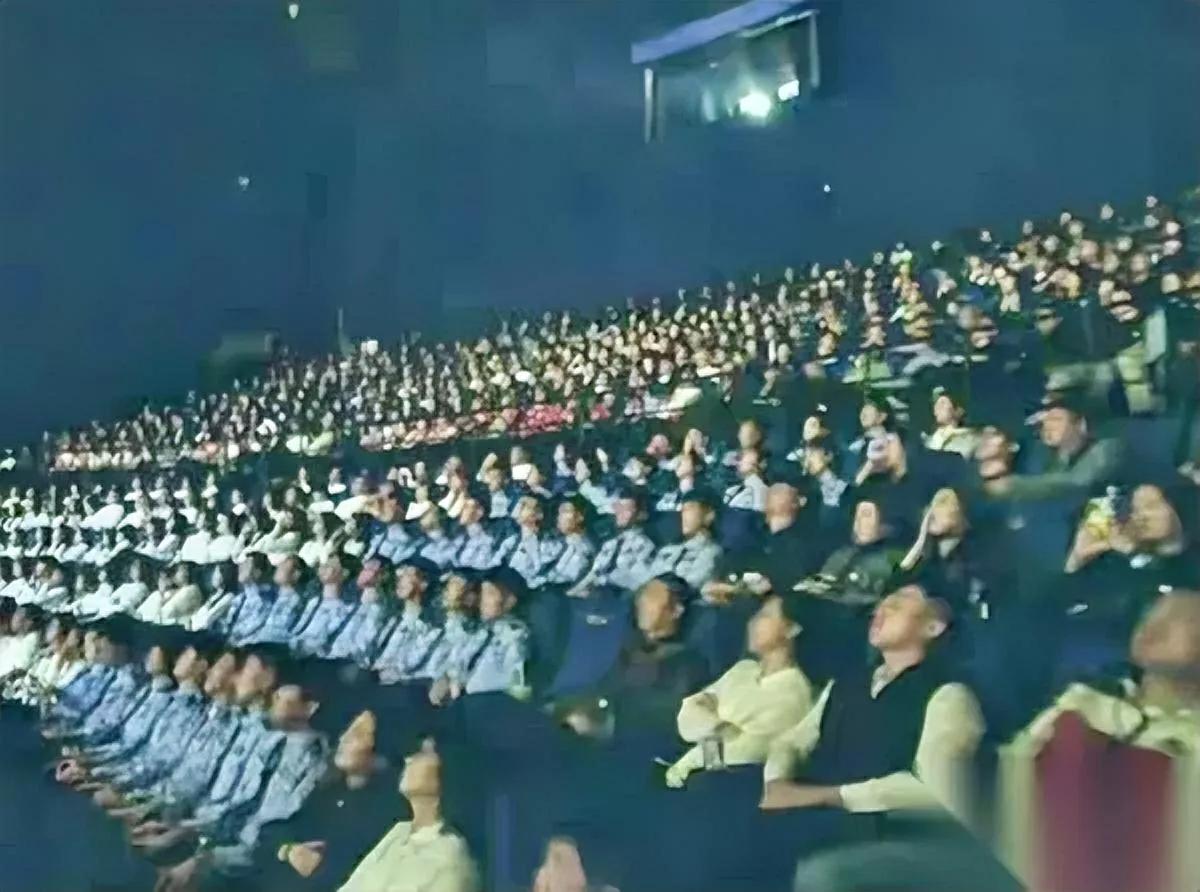 以为日本怕影响旅游？

直到看见哈尔滨首映

那阵容直接惊到说不出话！一部电影能