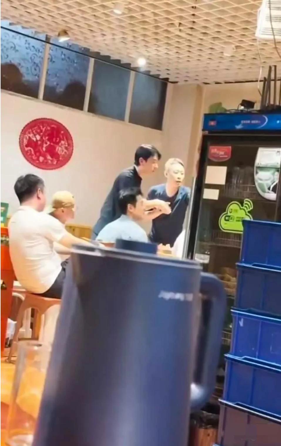 镜头中一头金黄色头发的张译超抢镜，他与李光洁、赵梓冲正在一家小饭馆深夜聚餐呢，三