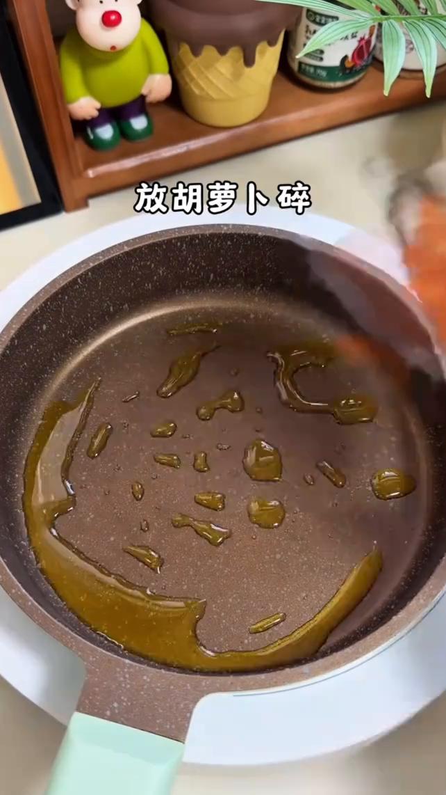 ·拿出肉锤敲碎，保留一点颗粒感。
·热锅倒油，翻炒出香味。
·加适量清水煮开。
