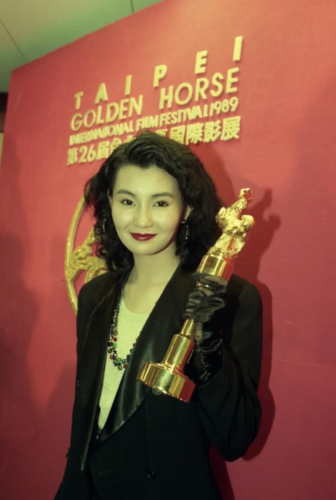 李安导演曾说过：“所有女演员在林青霞面前都会黯然失色，而张曼玉除外。”


李安