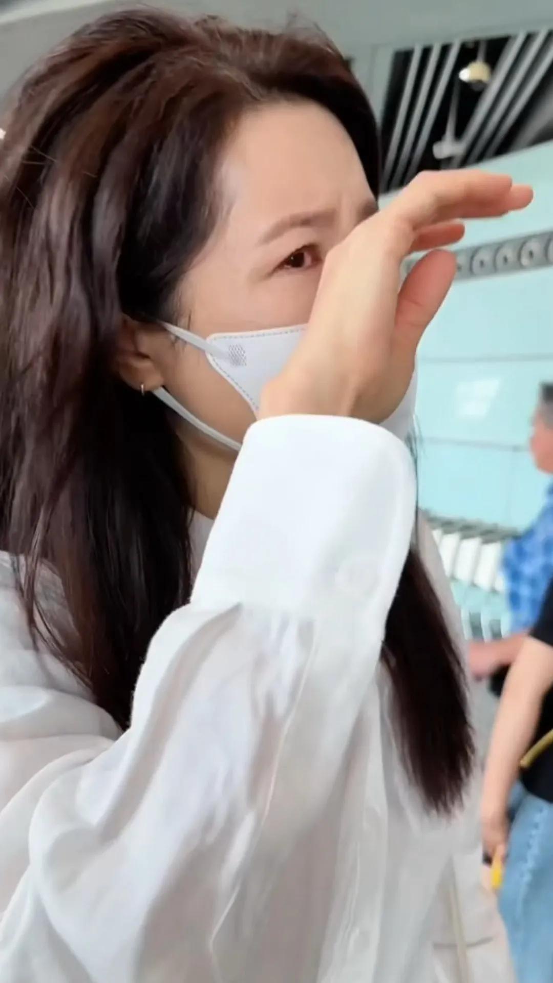 曾黎机场看到粉丝落泪。

此前有粉丝发文称曾黎工作室员工在二/手/平台倒/卖自己