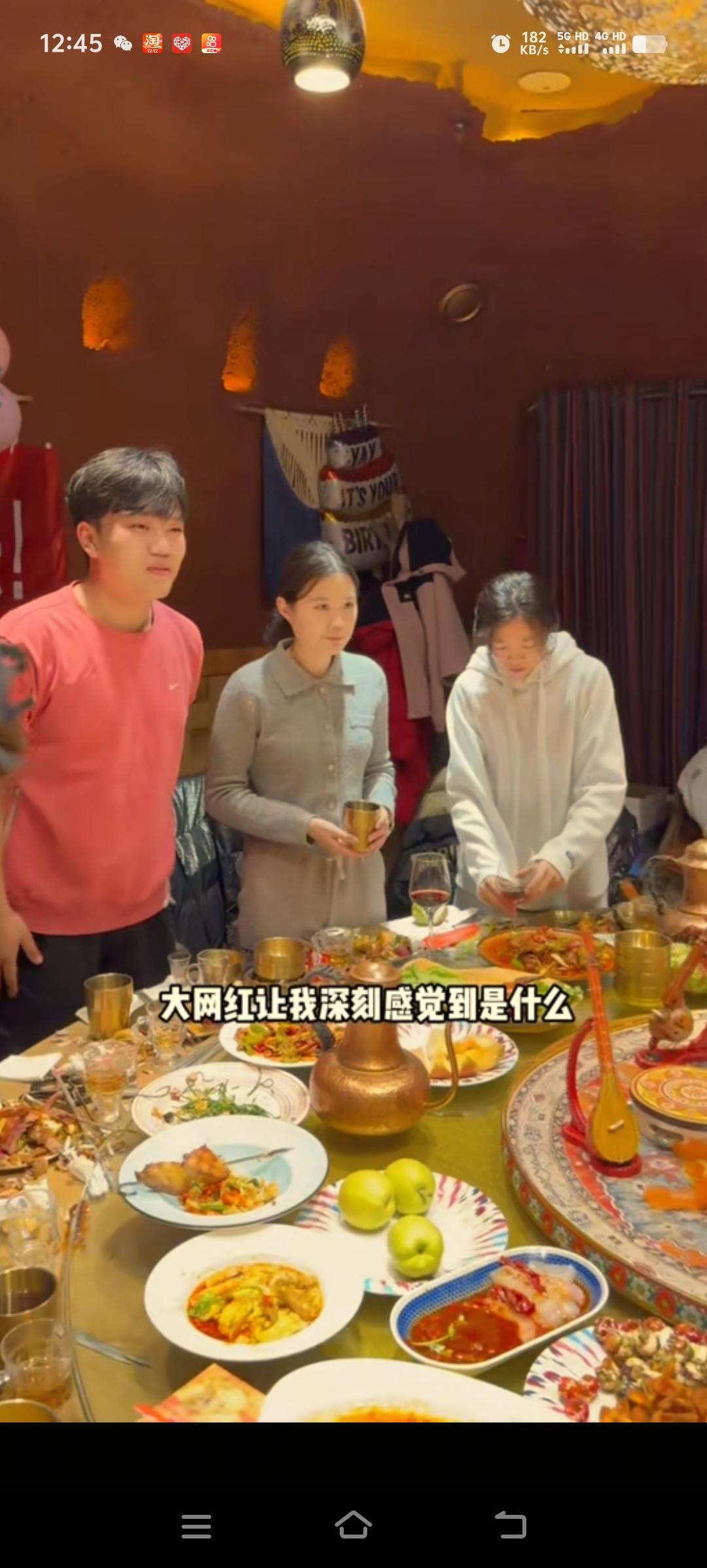 解清帅的哥哥在新疆带货，正赶上他的生日，当地的粉丝网友们齐聚一起，为他送上提前的