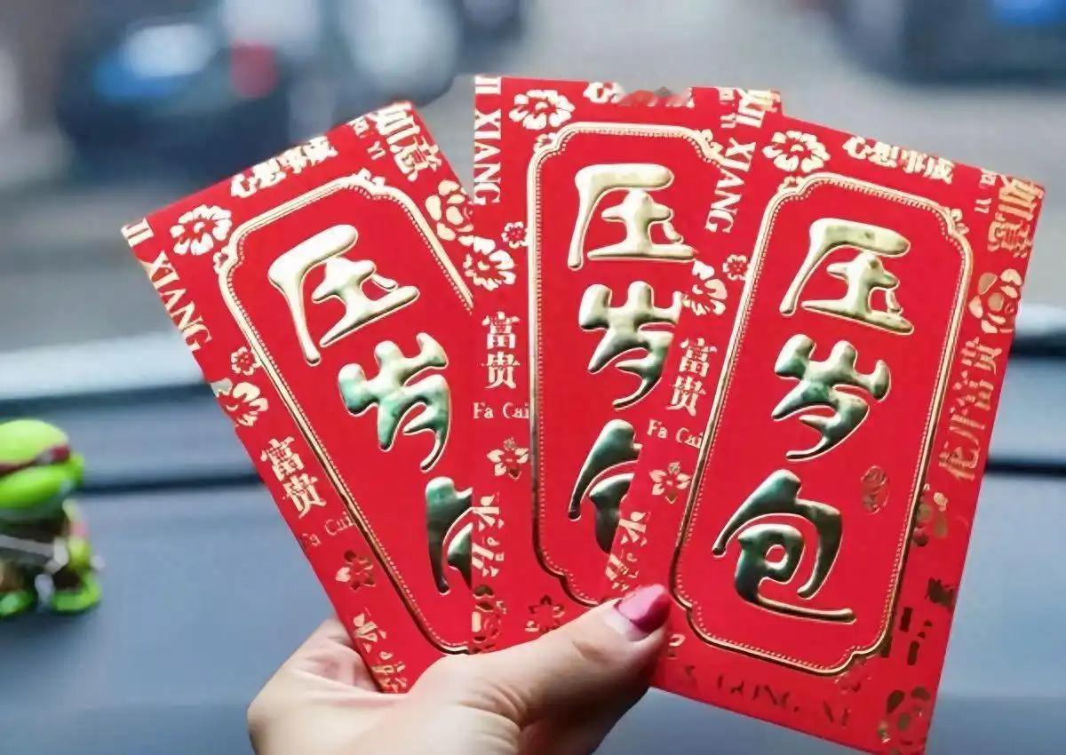 我觉得孩子的压岁钱不该上交。就拿我表弟来说，小时候他每年压岁钱都被父母收走，说是