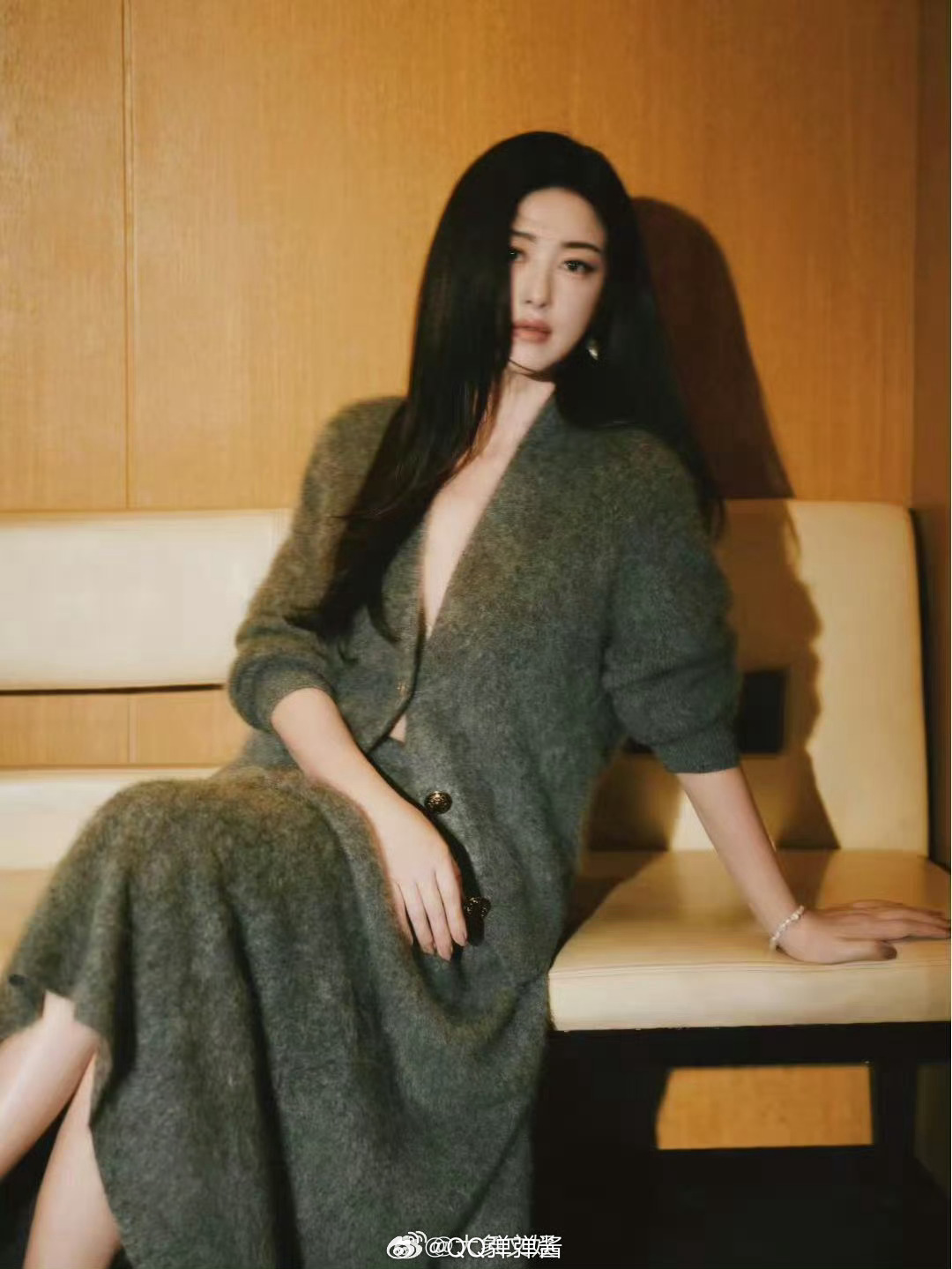 朱珠好绝的妈咪气质褪去锋芒多了几分温柔，独特的成熟韵味扑面而来，朱珠把松弛的妈咪