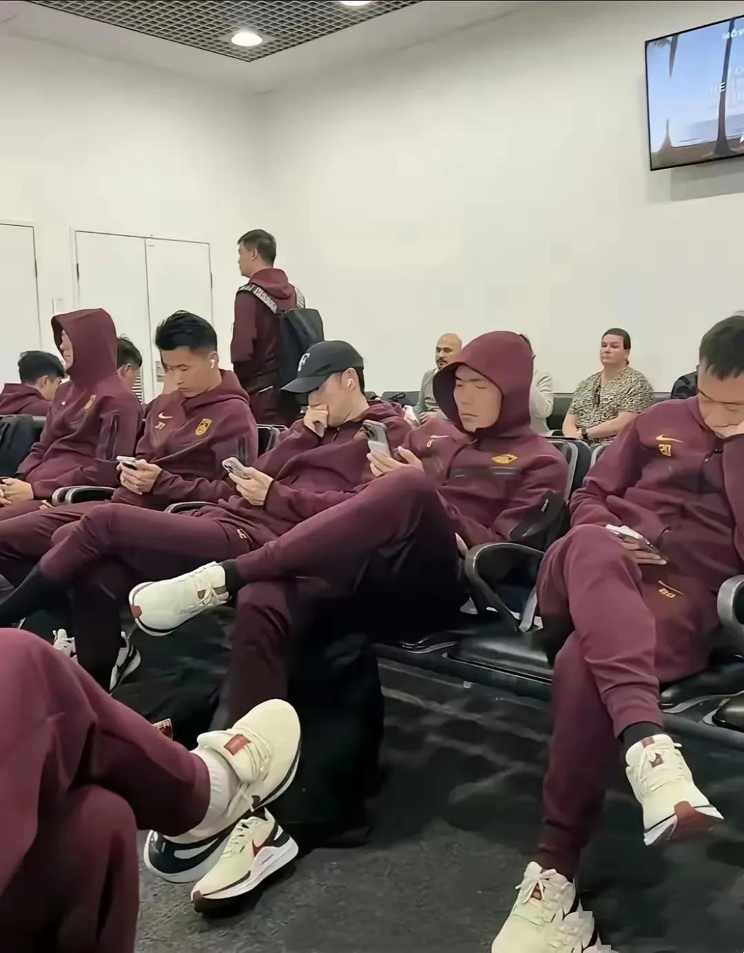 国足都成了手机控了，赴国外转机时人手一台苹果手机刷刷游戏，跷起二郎腿生活得安逸不