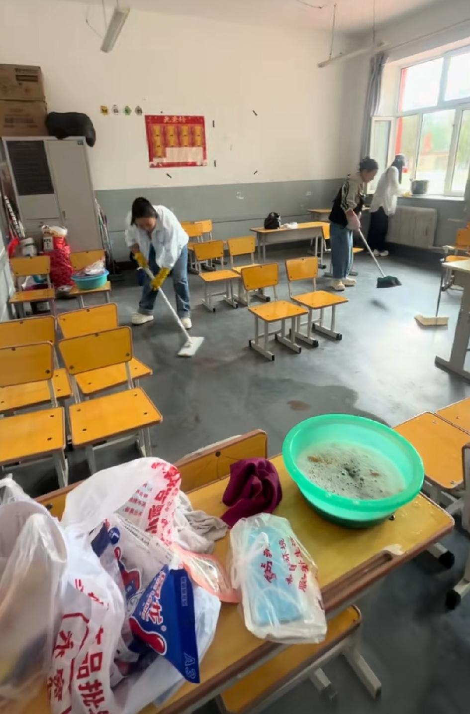 家长凭什么替学校打扫卫生呢？这股风从什么时候开始的，并做到全国统一的？这不是学校