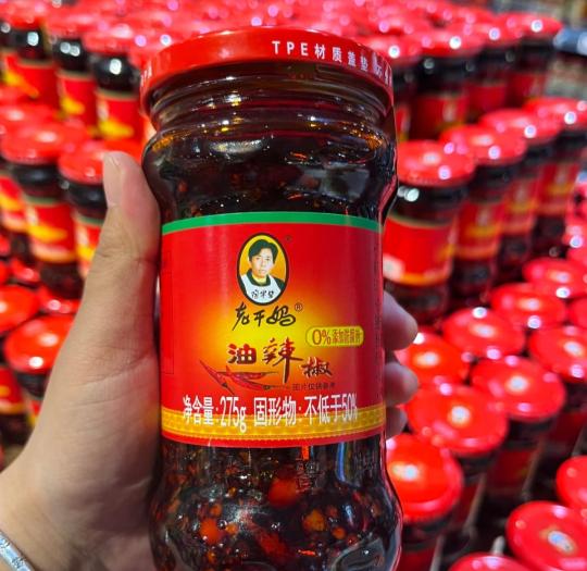 你让工人丢饭碗，我们就让你从货架消失！一瓶辣酱，从9块卖到14块，按说企业该把省