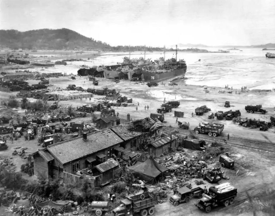 1950年9月15日，仁川登陆。朝鲜老兵金永哲，穿着破衣服，给美军当向导。他站在