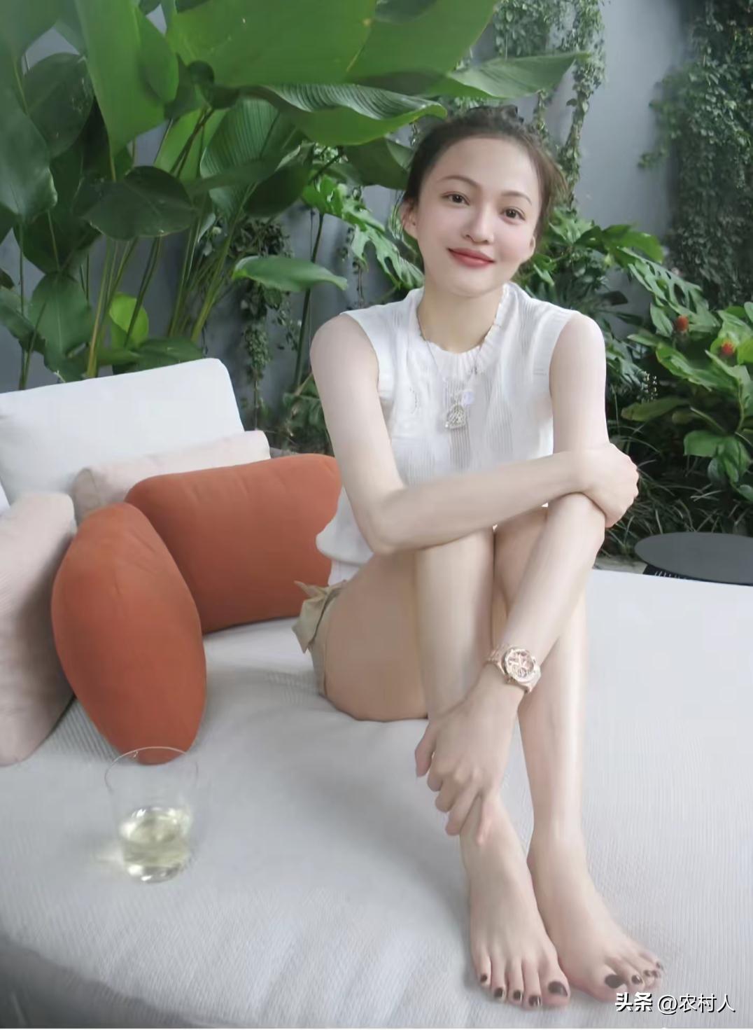 张韶涵是越来越白了，不光人长得漂亮，脚丫子还很性感。能娶到这样的女人当老婆，我可