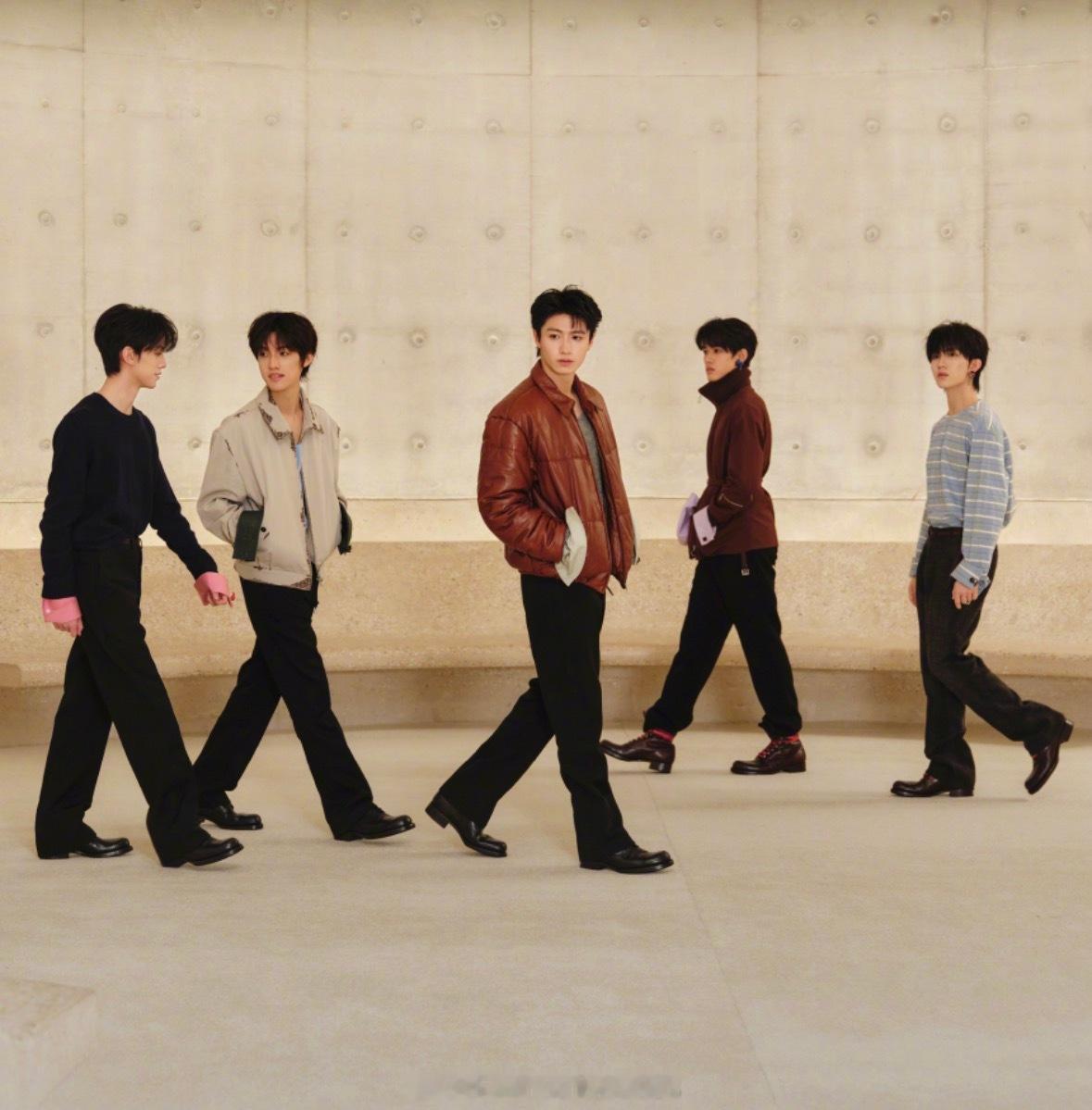 TOP登陆少年组合成员朱志鑫、张泽禹、张极、左航、苏新皓，出镜PRADA 七夕系