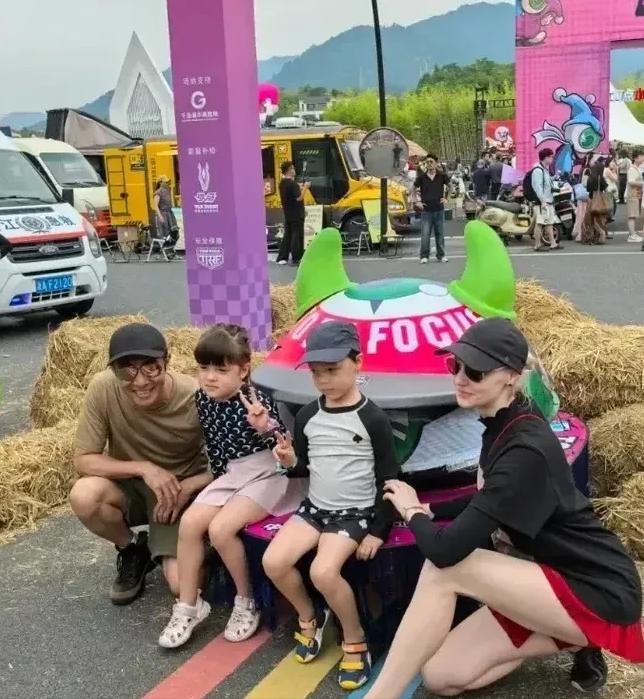 杭州千岛湖偶遇了撒贝宁一家四口！外籍妻子李白身材太出挑，大长腿配白晳皮肤，戴鸭舌