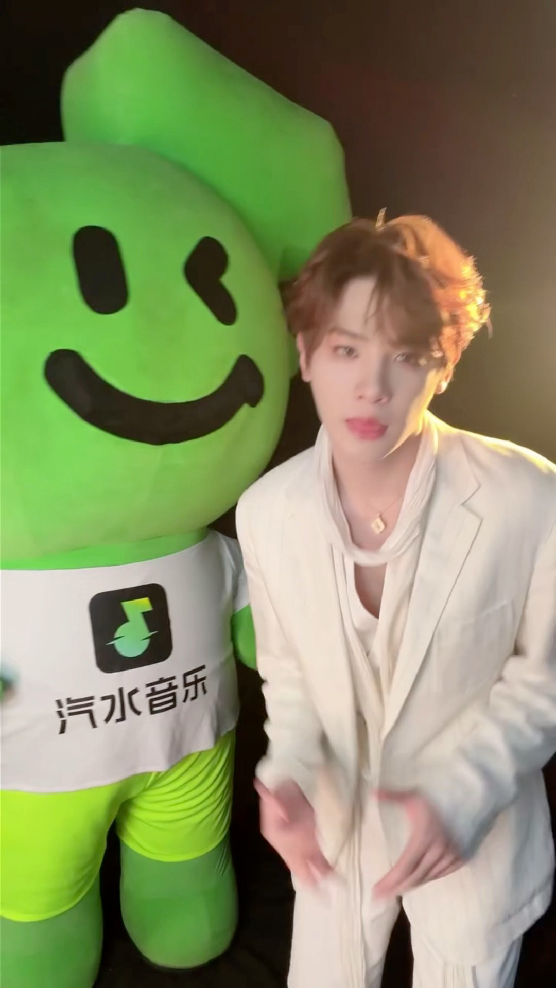 黄明昊汽水音乐节手势舞掉落 好萌的昊昊 迫不及待想看舞台