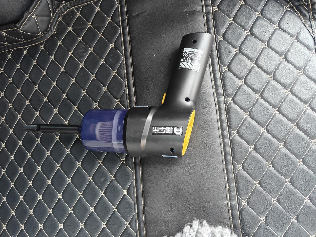 我在车里备了几样比较常用的东西，有毛巾，吸尘器，拖布，腰靠。这几样东西基本也都是