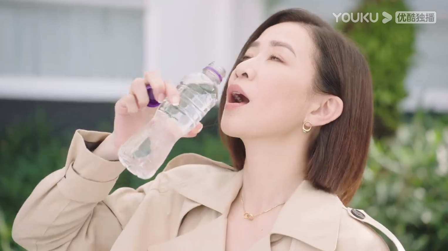 #新闻女王# 最后这个全员洗白太省钱了，一瓶矿泉水就搞定了。 ​​​