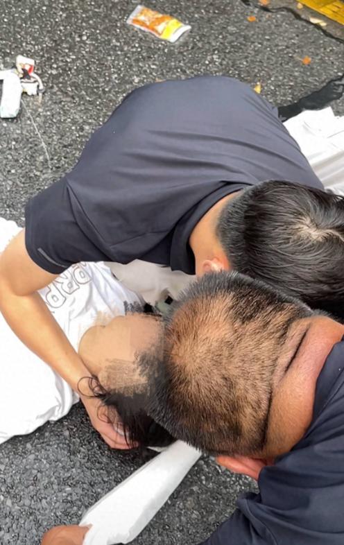 7月20日，湖北咸宁街头，一名男子正赶着去处理急事，路过车流密集路段时，却突然踩