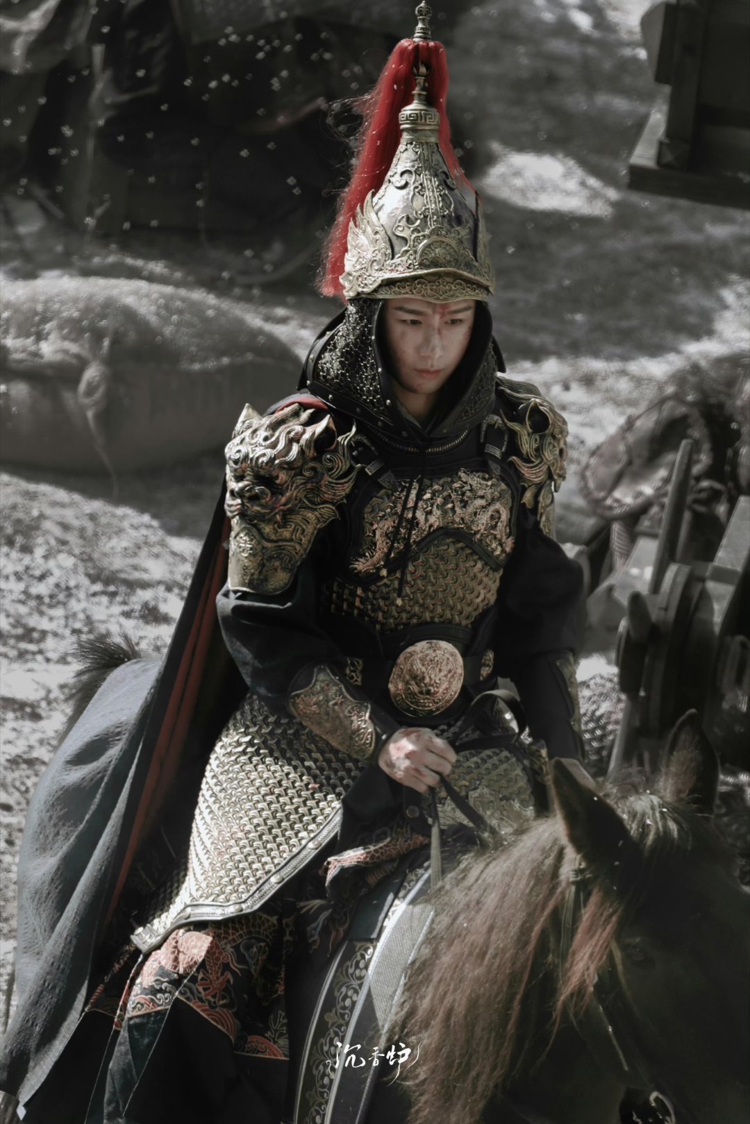 如果演员是一支笔，成毅选择用沉默蘸墨，在角色的褶皱里写下细微雷霆。不擅热闹，却把