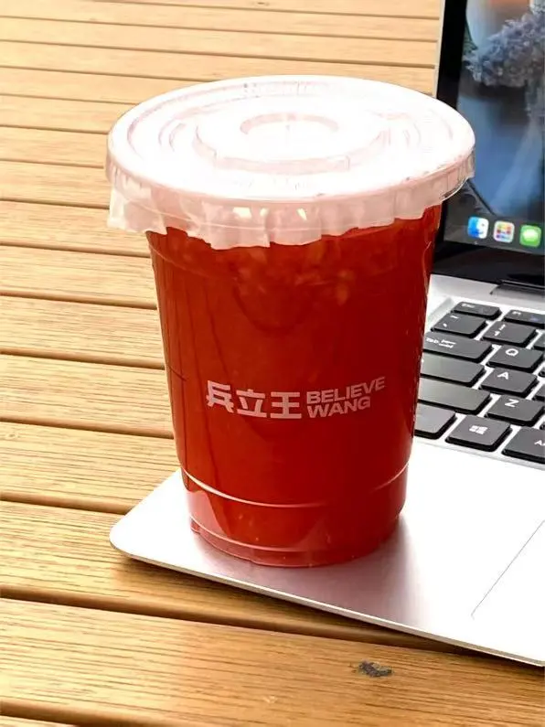 发明这杯手摇草莓冰茶真是天才…