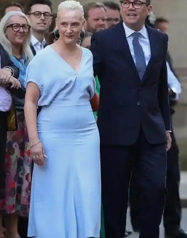 英国新任首相正式就任，可全网讨论的焦点压根不在他身上，反倒一窝蜂揪着首相夫人的裙