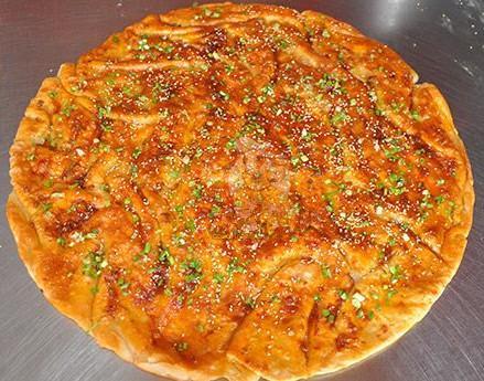 听过这么一种说法，说这个狭义上的饼是从波斯传入中国的。以前咱中国人吃的饼，它叫饼