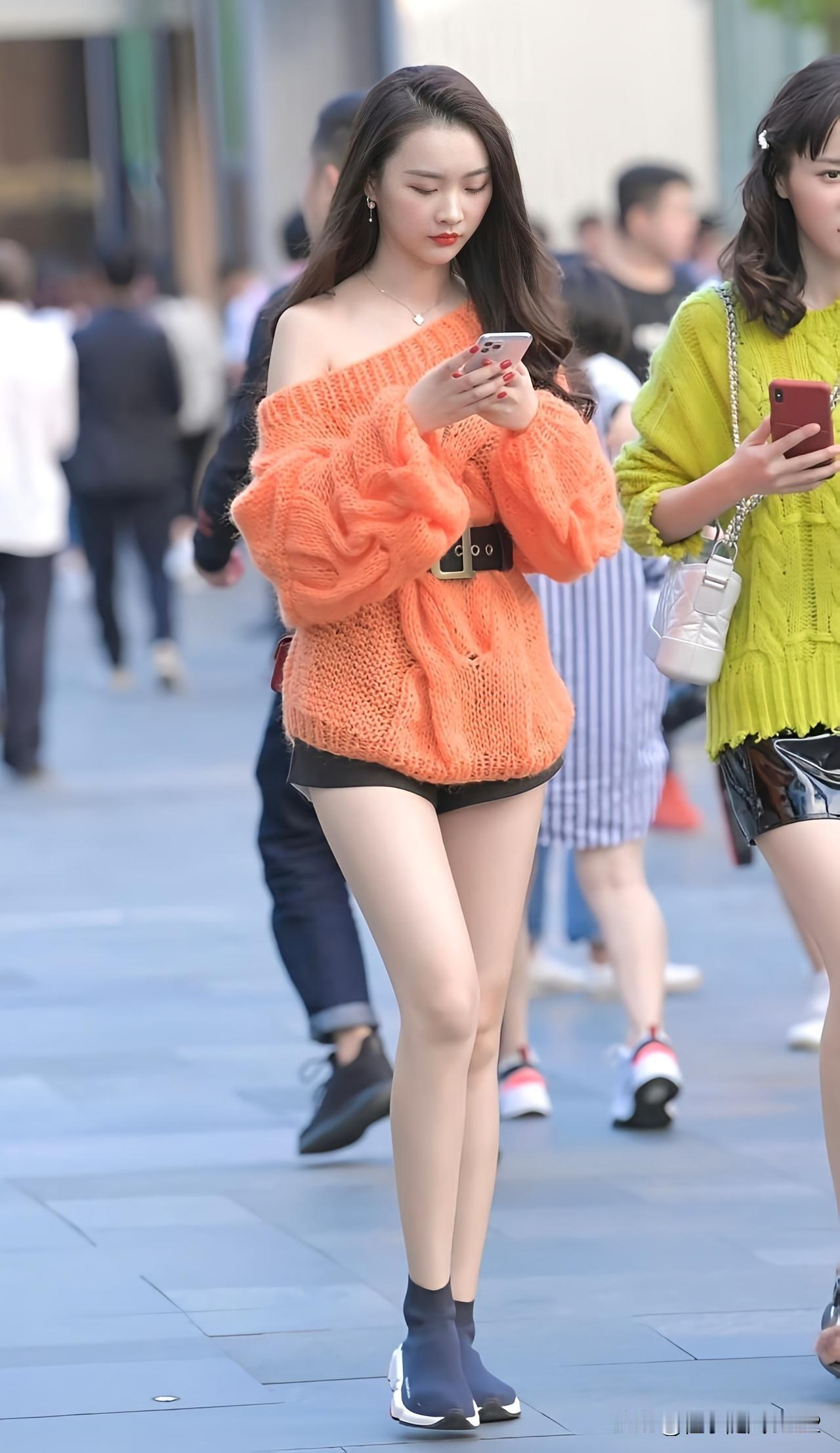 繁华街市中   独步赏芳华