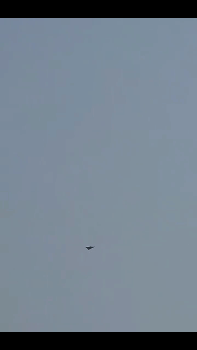 在阿曼海域的中国船员拍摄到的视频显示，伊朗一架“见证者”-136无人机击中阿曼塞