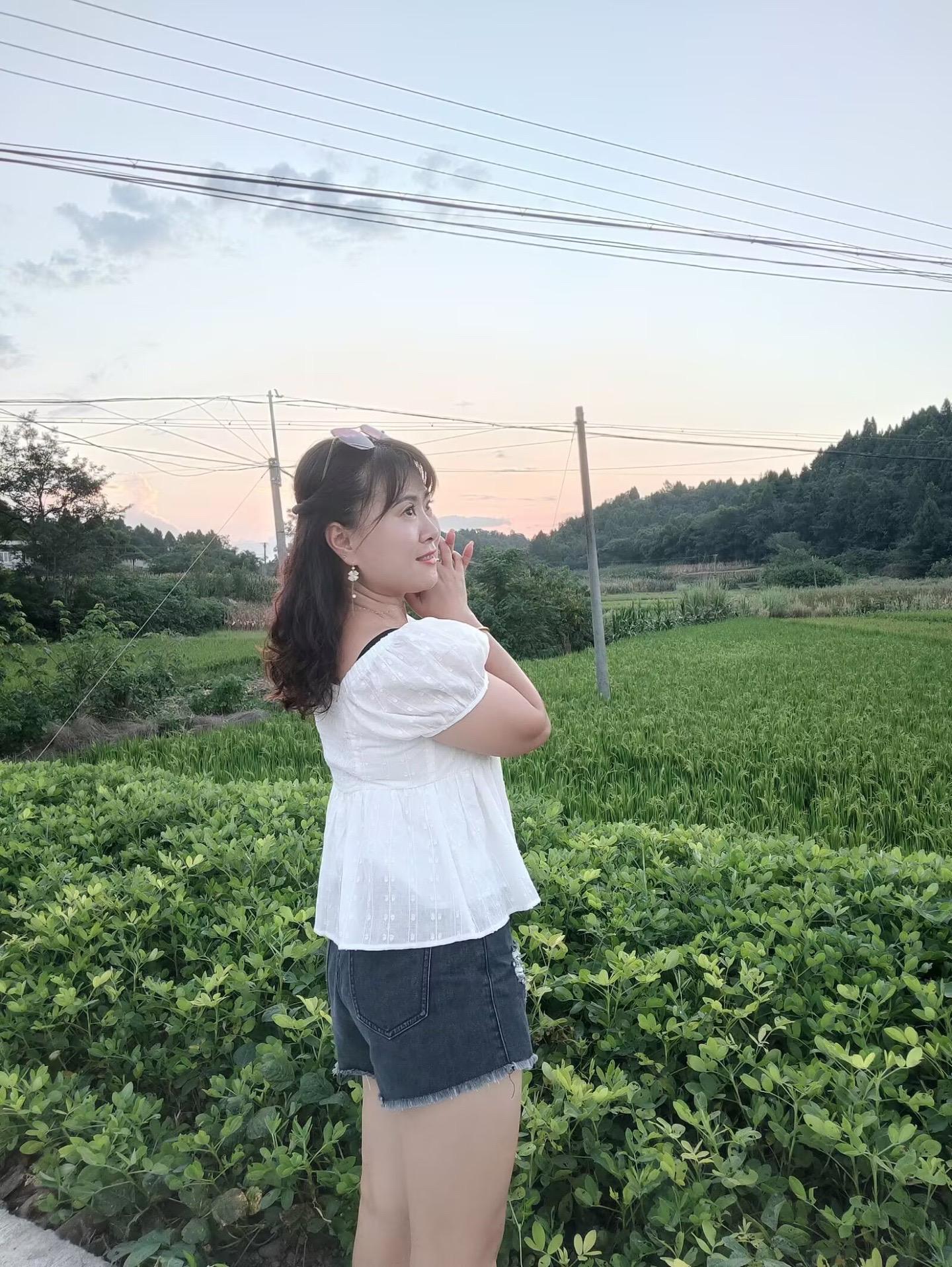 我不后悔遇见你，所有的遗憾都放在心里，我没有成为你的偏爱， 你却成了我...