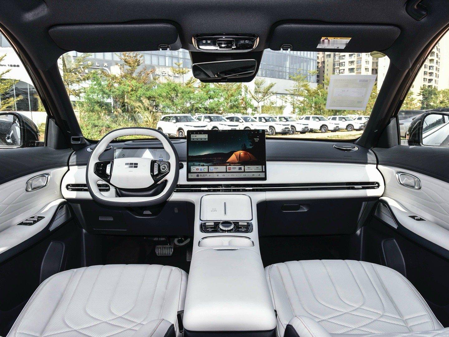 虽然大师出品的外观造型水平略有浮动，在拉完了和夯之间偶尔横跳，但内饰造型确实个顶