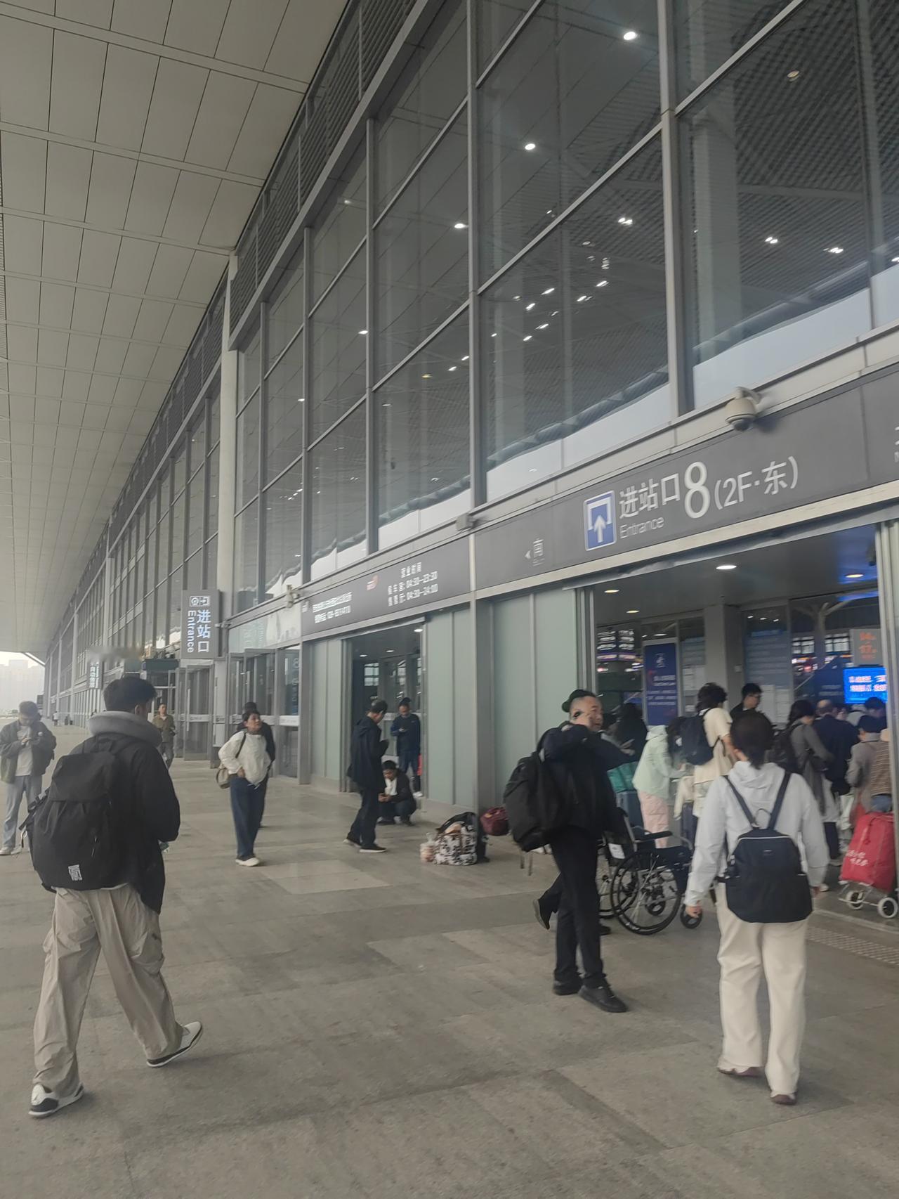 5月6日，五一小长假结束，中午到西安北站返程。一进北站，那人仍然多得像蚂蚁搬家然