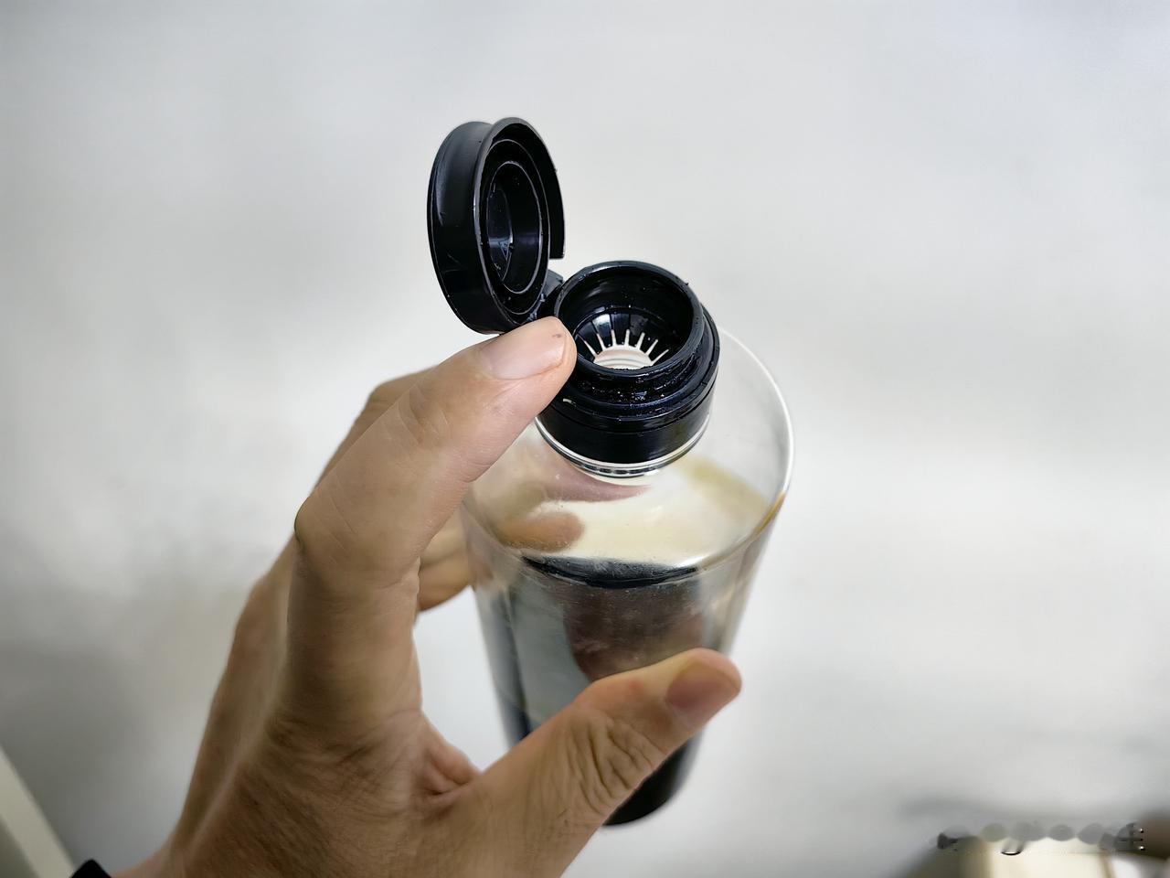 今年夏季家里厨房，每次打开酱油，陈醋瓶盖，就发出“膨”的声响，有气体喷出，瓶口鼻