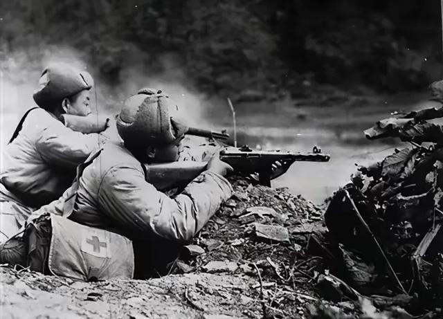 朝鲜战场上哪怕是半自动步枪也有点跟不上节奏了，有美军回忆在与志愿军交手后发现志愿