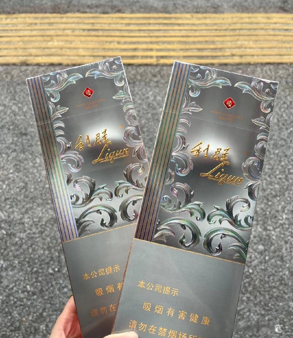 五一假期，
表弟带着两条
高档香烟登门拜访，可我们家里没人抽烟，这可咋整呢？

