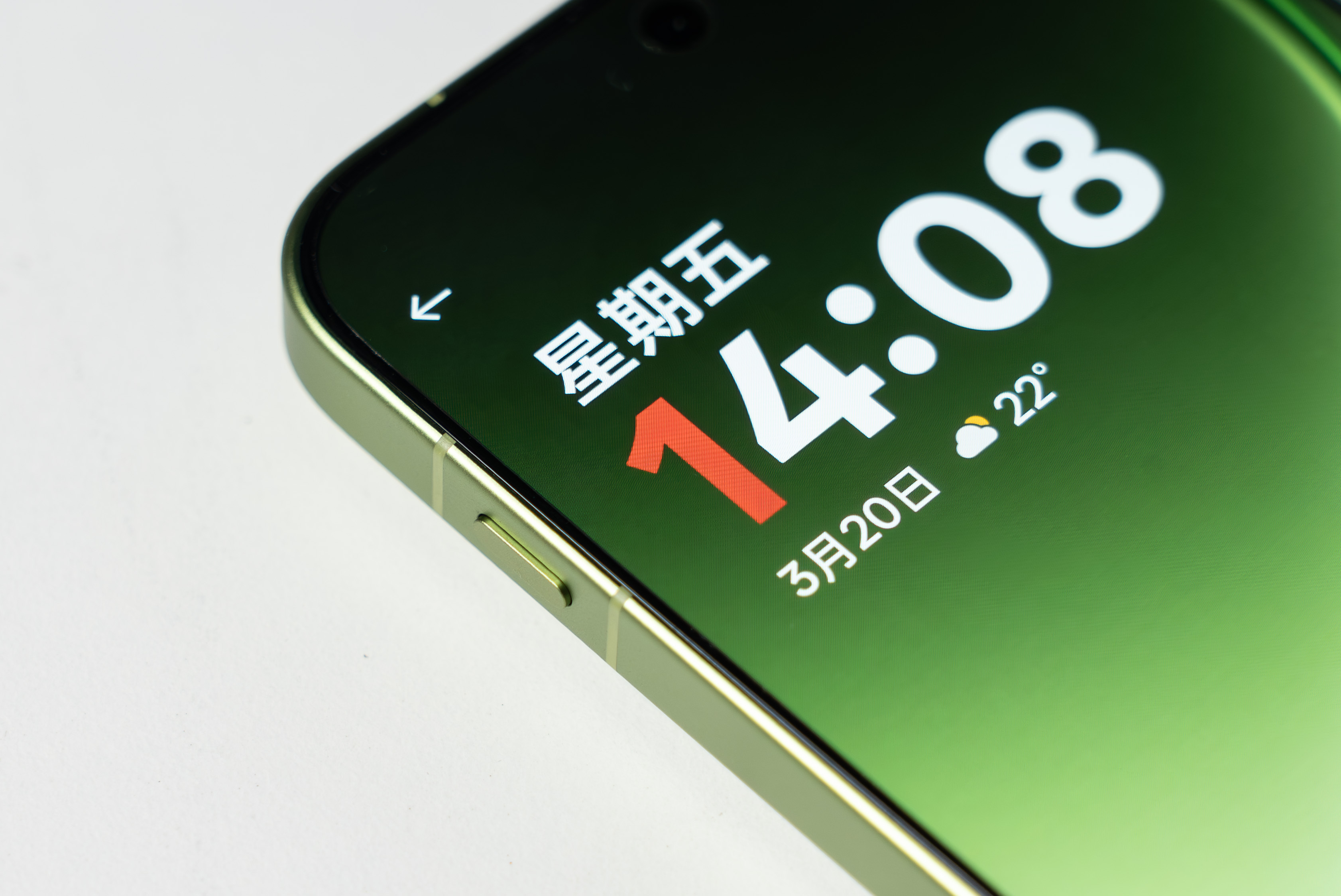 我们刚刚拿到了一加 15T，这个配色是一个偏低饱和度的绿色，叫做松弛抹茶，真的很