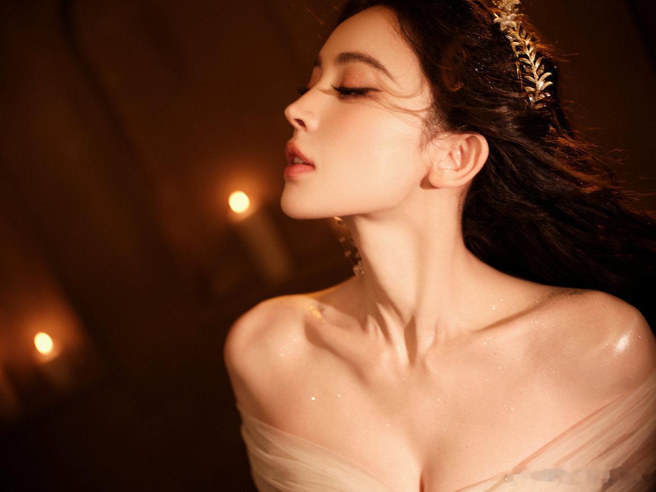 娜扎像从月光里走出来的神女 今天湾区升明月之夜，娜扎造型来啦！轻纱漫曳，清辉裹身