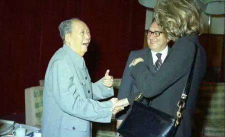 1975 年基辛格来华拜访，见 82 岁主席身形虚弱，贴心询问身体状况。旁人都等