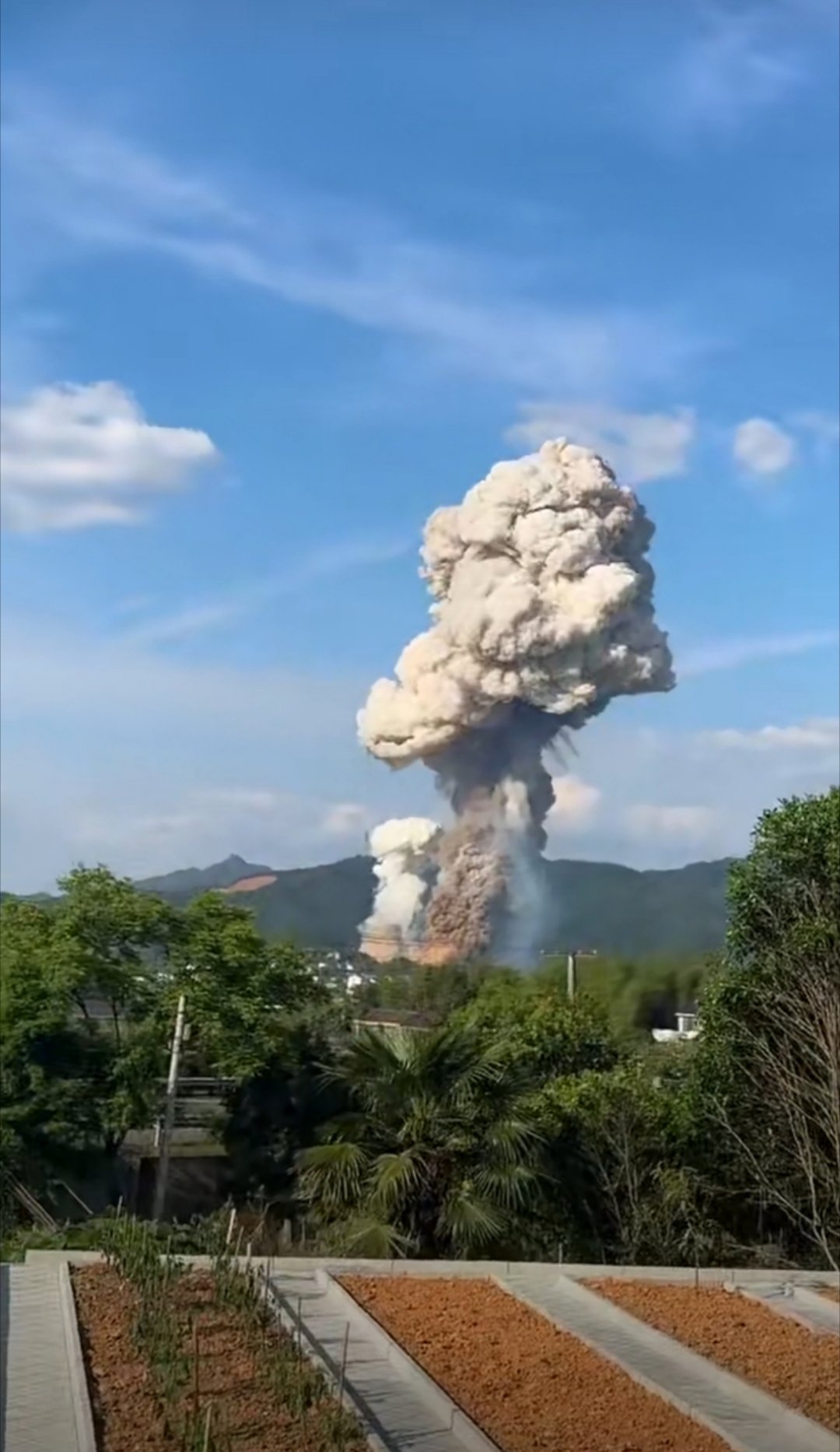 【现场爆炸升起蘑菇云】浏阳烟花厂爆炸已致21死61伤浏阳烟花厂爆炸最新情况 截至