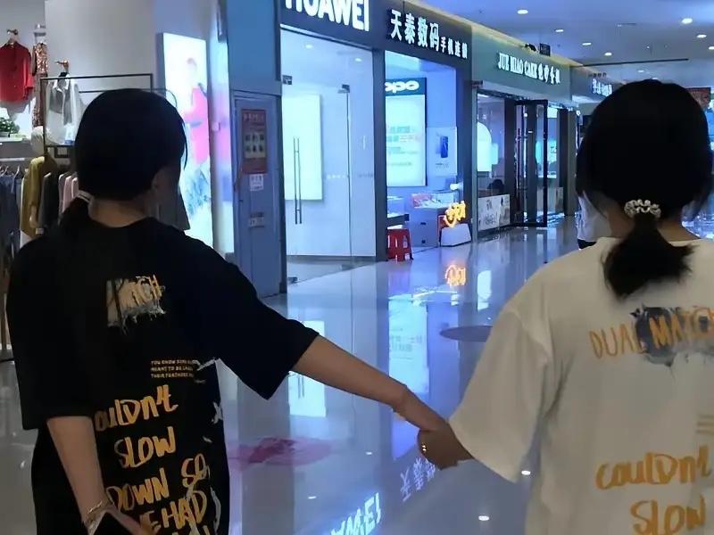 一女子怀疑丈夫与自己闺蜜关系不清不楚，为了验证自己的猜想，她主动约闺蜜出来喝酒，