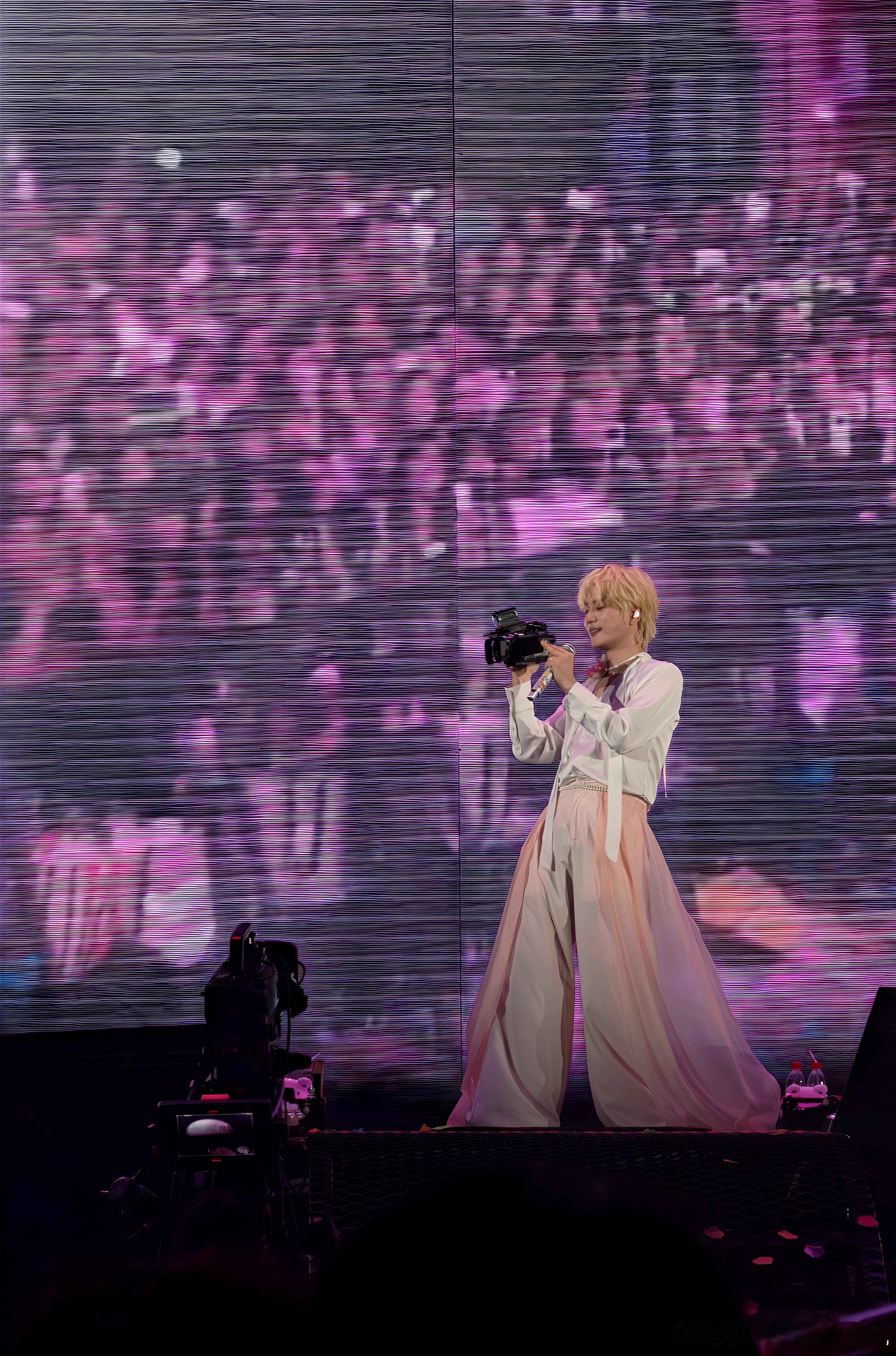 整场演出干净克制，陆虎的演唱兼具力量与细腻，情感表达克制而深沉，用实力证明好的舞