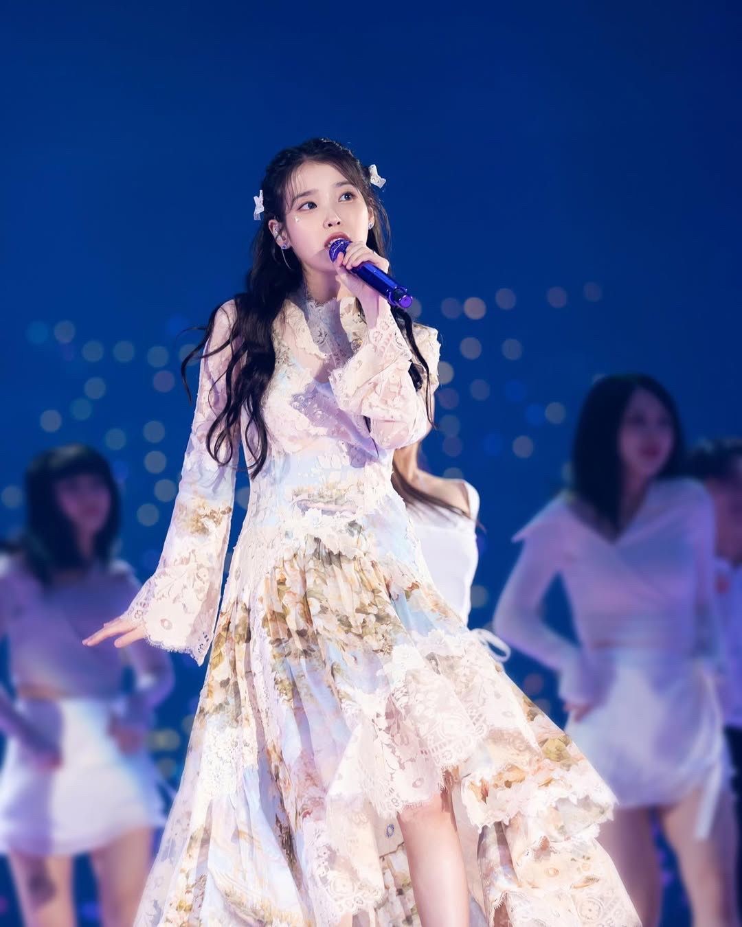 知恩她往舞台上一站，就是最亮眼的小精灵~