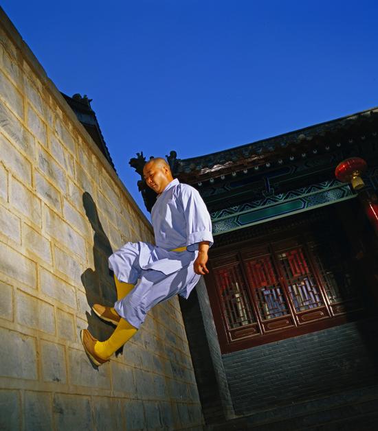 真有飞檐走壁的人吗？
       武侠剧里高手飞檐走壁的画面很酷，现实中真有这