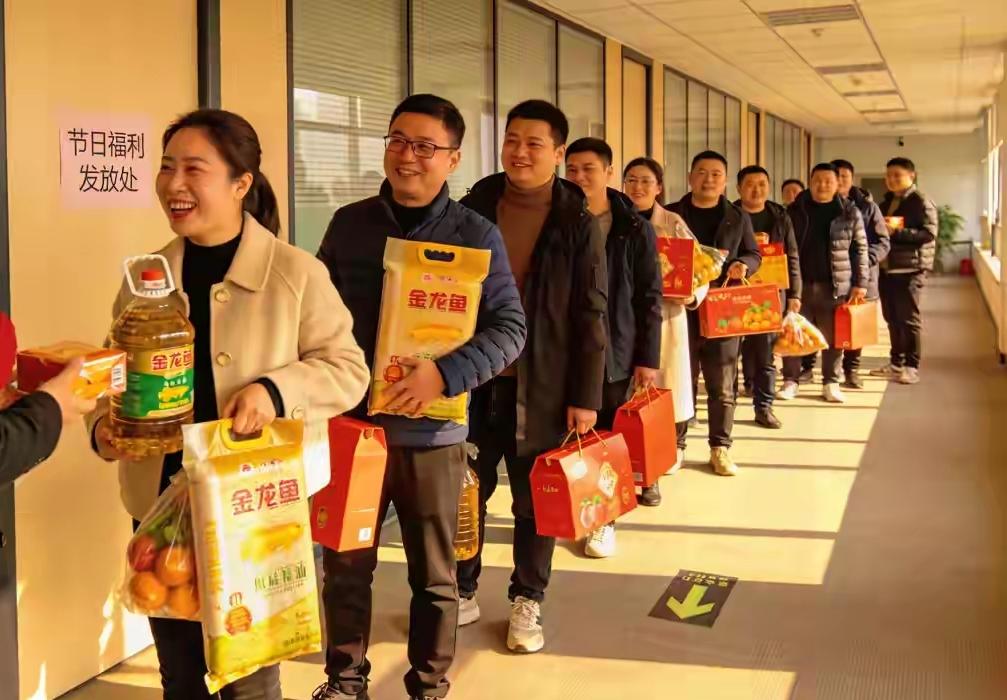 单位每年的福利基本上是2000，严禁发购物卡
其实同志们都知道，发实物才有机会搞