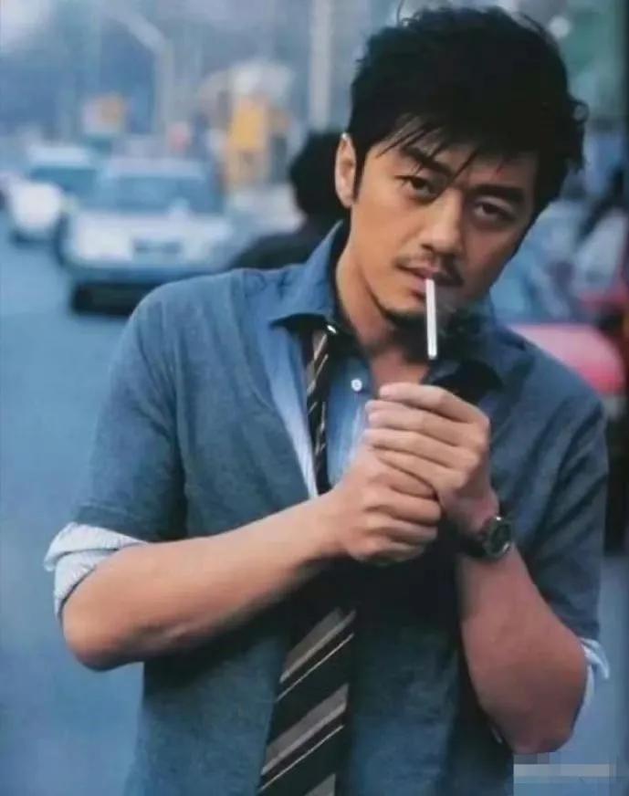 李亚鹏以往给人的的感觉“憨憨”的，加上说话慢吞吞的。曾经又出演过《笑傲江湖》中令